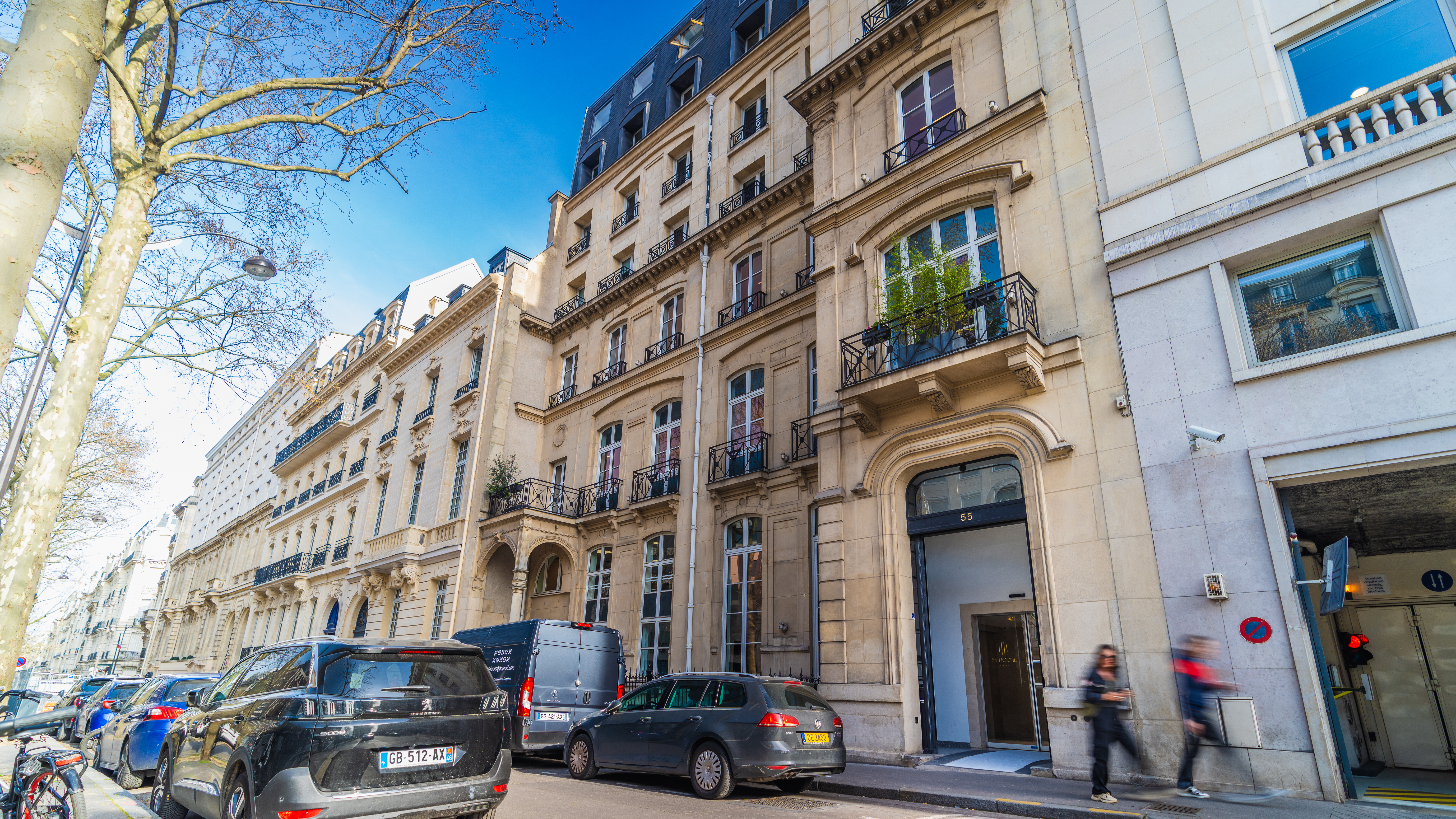 Outdoors of Schiller International University Paris, a classic building in PAris, outdoor scene
